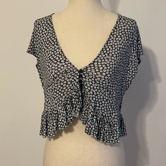 Urban Outfitters Tops - Urban Outfitters Ruffled Daisy 90s Crop Top